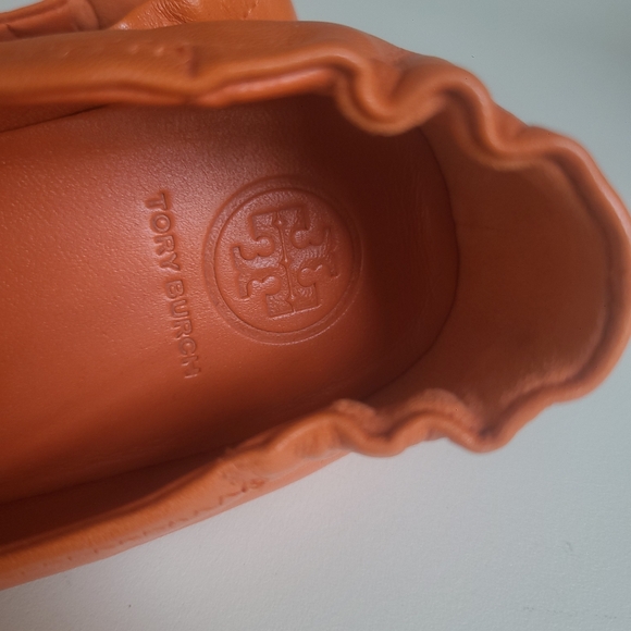 TORY BURCH 🏷️NEW " Minnie" Leather LOGO Flat w/ Elastic & Rubber Sole 7.5 - Picture 6 of 8